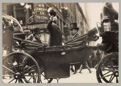 Mayor Gaynor, Col. Roosevelt and Cornelius Vanderbilt on 5th Ave. LCCN2005683538