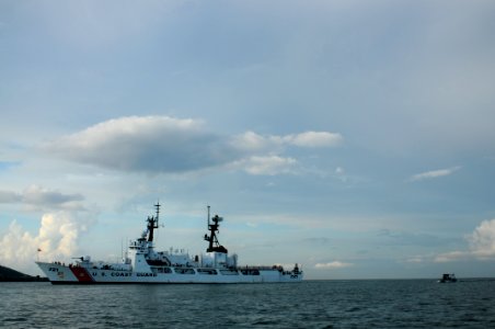 MSST Boston Greets Two Coast Guard Cutters, conducts training on Guantanamo Bay 110709-N-AT101-078