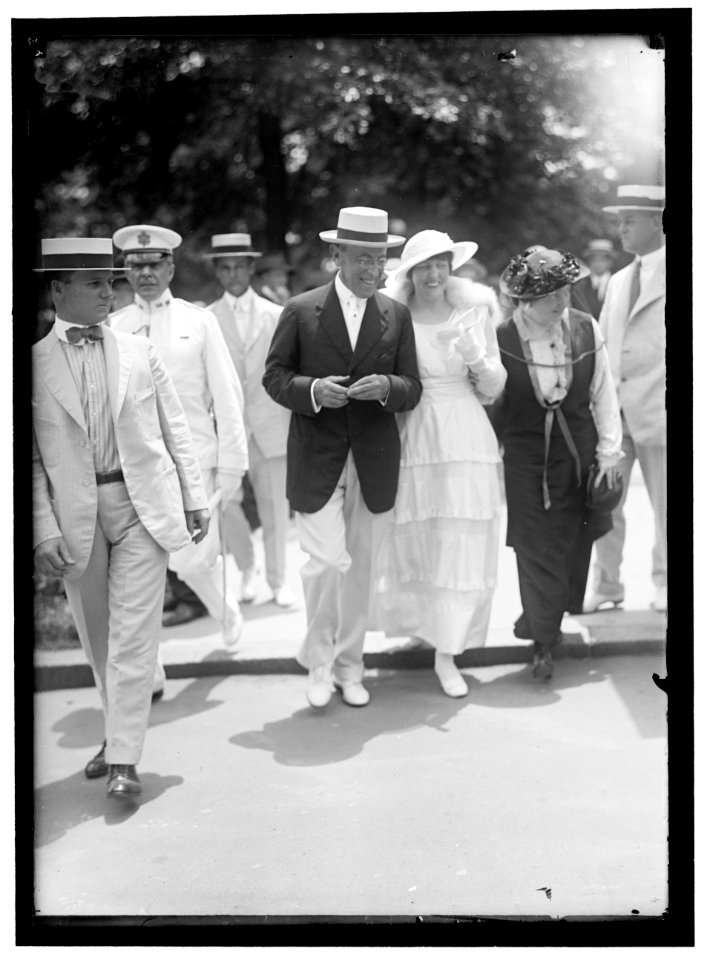 McADOO, MRS. WILLIAM GIBBS, NEE ELEANOR WILSON. WITH FATHER, PRESIDENT WILSON LOC hec.06135