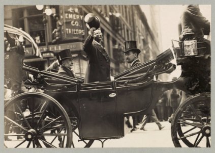 Mayor Gaynor, Col. Roosevelt and Cornelius Vanderbilt on 5th Ave. LCCN2005683538 photo