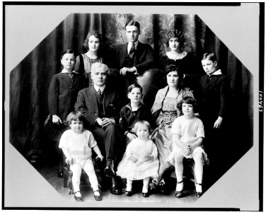 Mayor Ole Hanson and family group LCCN90712460