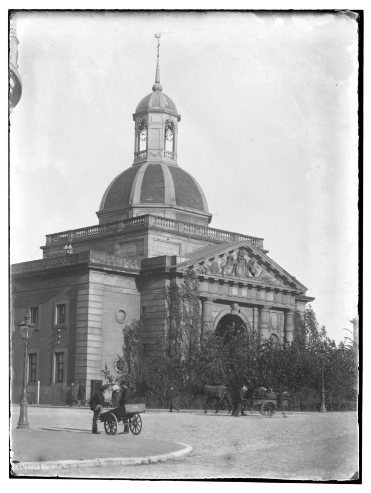 Muiderpoort en man met handkar, 1890 (max res)
