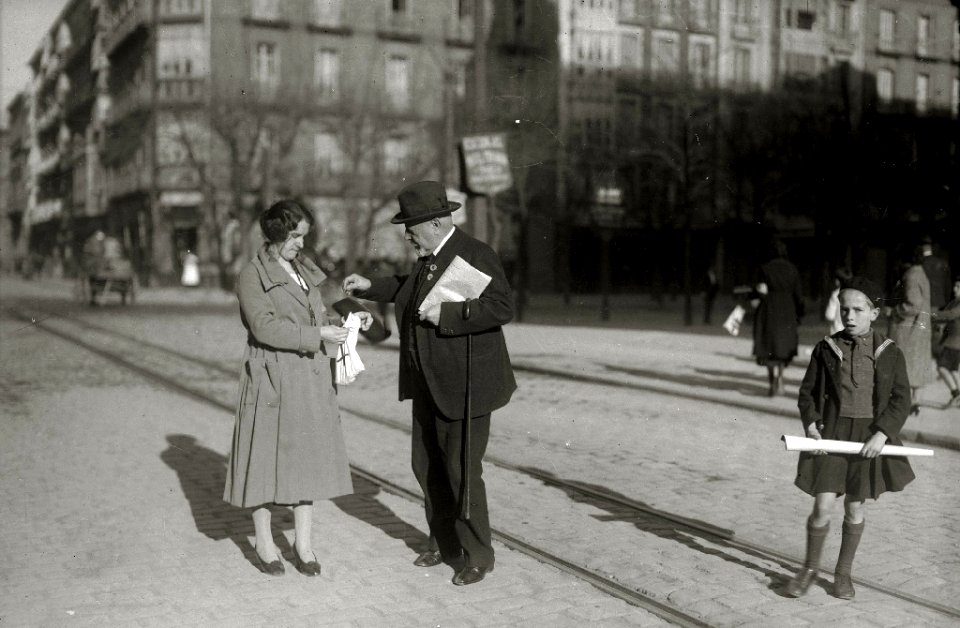 Mujeres postulando con motivo de una campaña de cuestación (7 de 8) - Fondo Car-Kutxa Fototeka