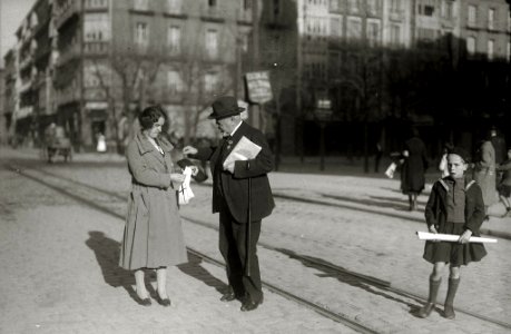 Mujeres postulando con motivo de una campaña de cuestación (7 de 8) - Fondo Car-Kutxa Fototeka
