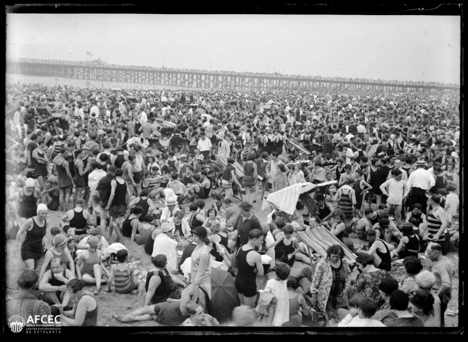 Multitud de banyistes a una platja (AFCEC MORELLO A 6011)
