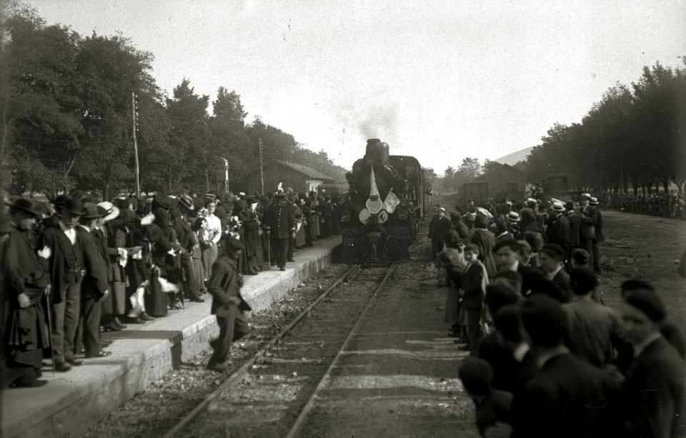 Multitud de personas esperando la llegada de un tren (1 de 1) - Fondo Car-Kutxa Fototeka