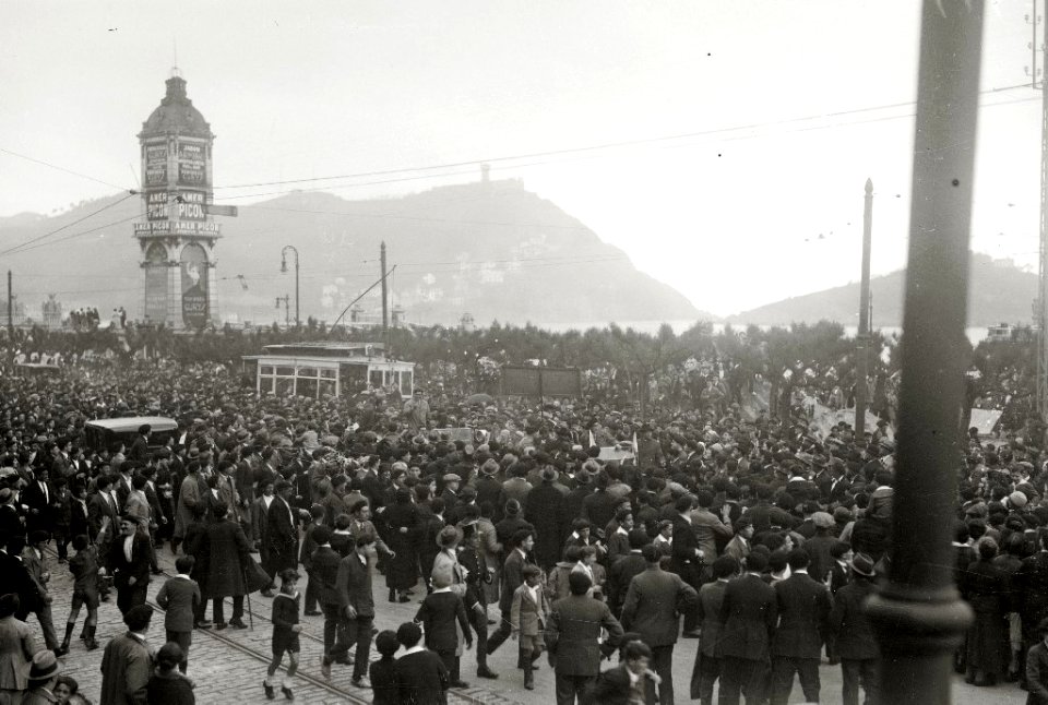 Multitudinario recibimiento al púgil Paulino Uzcudun en San Sebastián (2 de 5) - Fondo Car-Kutxa Fototeka