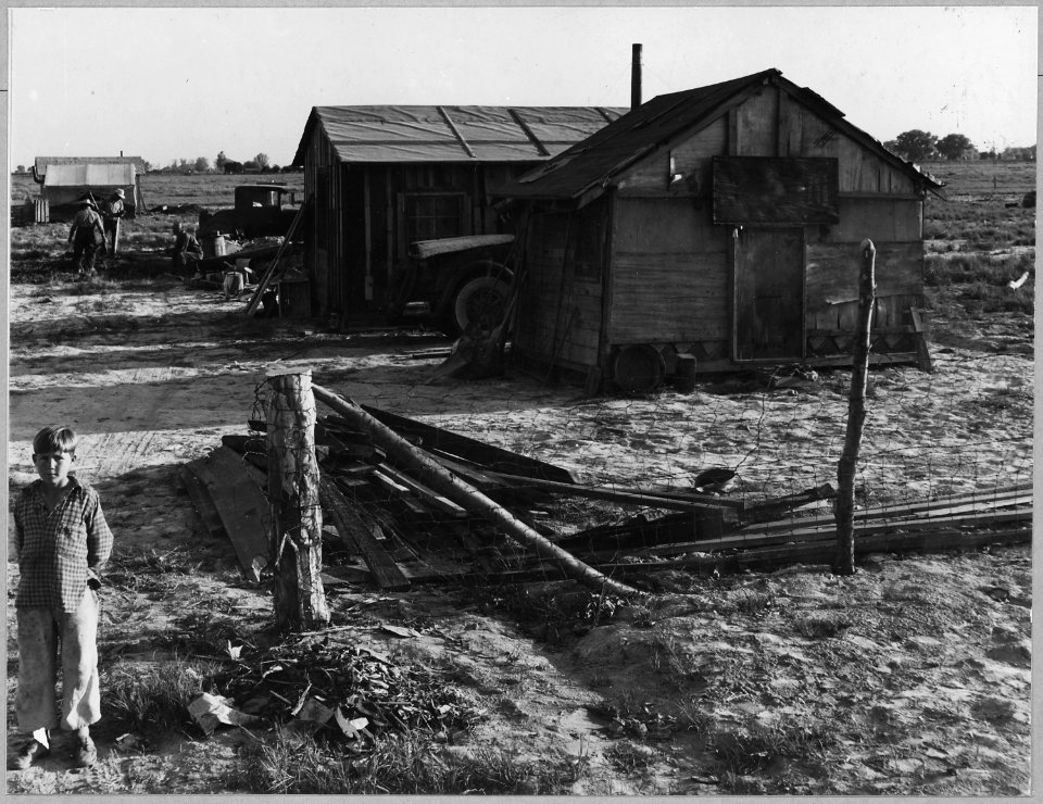 McNews subdivision, 2 1-2 miles S.E. of Bakersfield, Kern County, California....Family from Oklahoma . . . - NARA - 521637