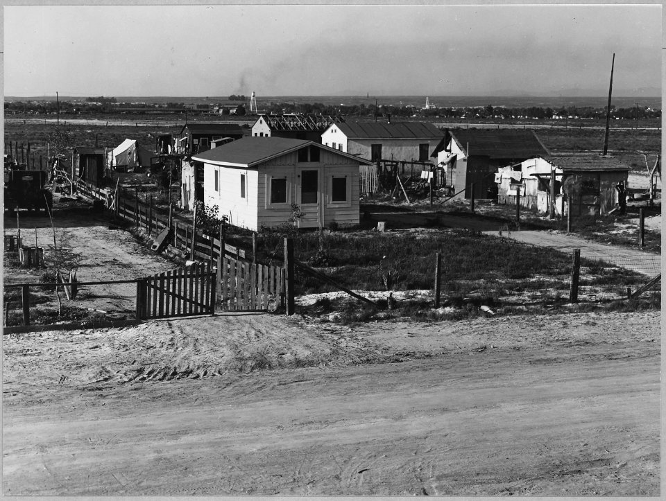 McNews, 2 1-2 miles S.E. of Bakersfield, California. Several families often crowd on one lot in thes . . . - NARA - 521636