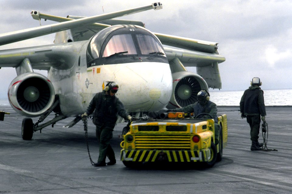 MD-3A tractor tows VS-28 S-3A on USS Forrestal (CV-59) 1988