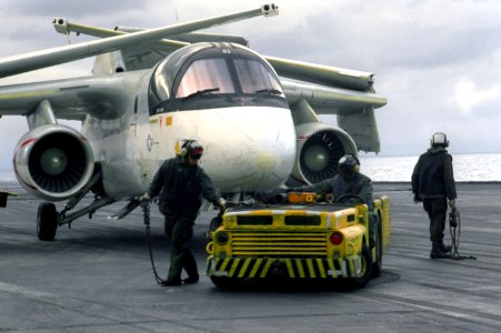 MD-3A tractor tows VS-28 S-3A on USS Forrestal (CV-59) 1988
