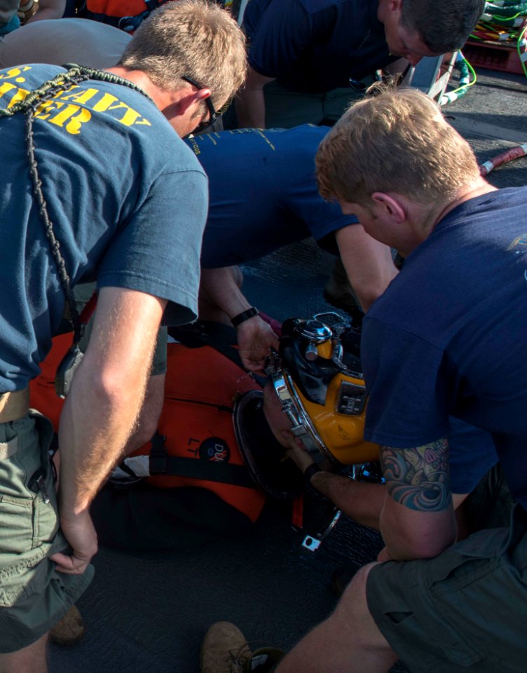 MDSU 2 divers conduct training 140205-N-BJ254-035