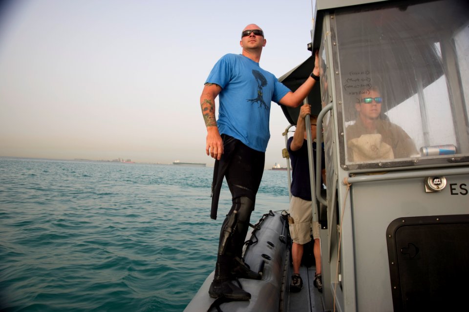 MDSU-2 conduct protection dive 110329-N-OT964-023