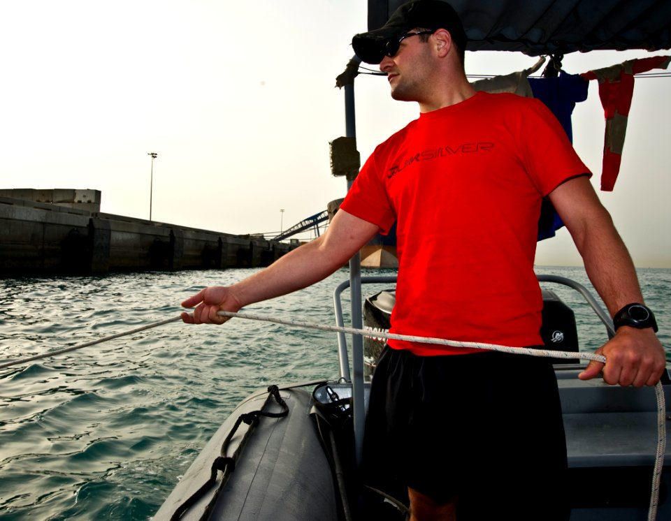 MDSU-2 conduct protection dive 110329-N-OT964-059