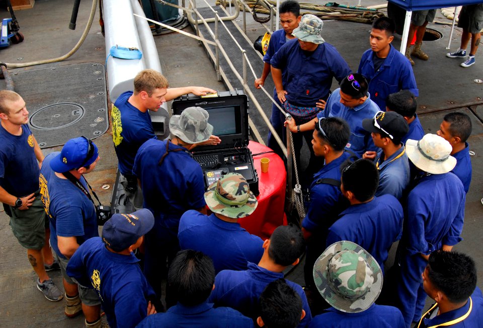 MDSU 1 and Malaysian navy divers train during CARAT 2013 130617-N-LX503-034