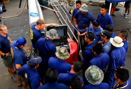 MDSU 1 and Malaysian navy divers train during CARAT 2013 130617-N-LX503-034