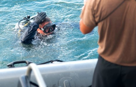 MDSU 2 Divers Conduct AT-FP Training Dive (5 of 5) 160923-N-SF508-485