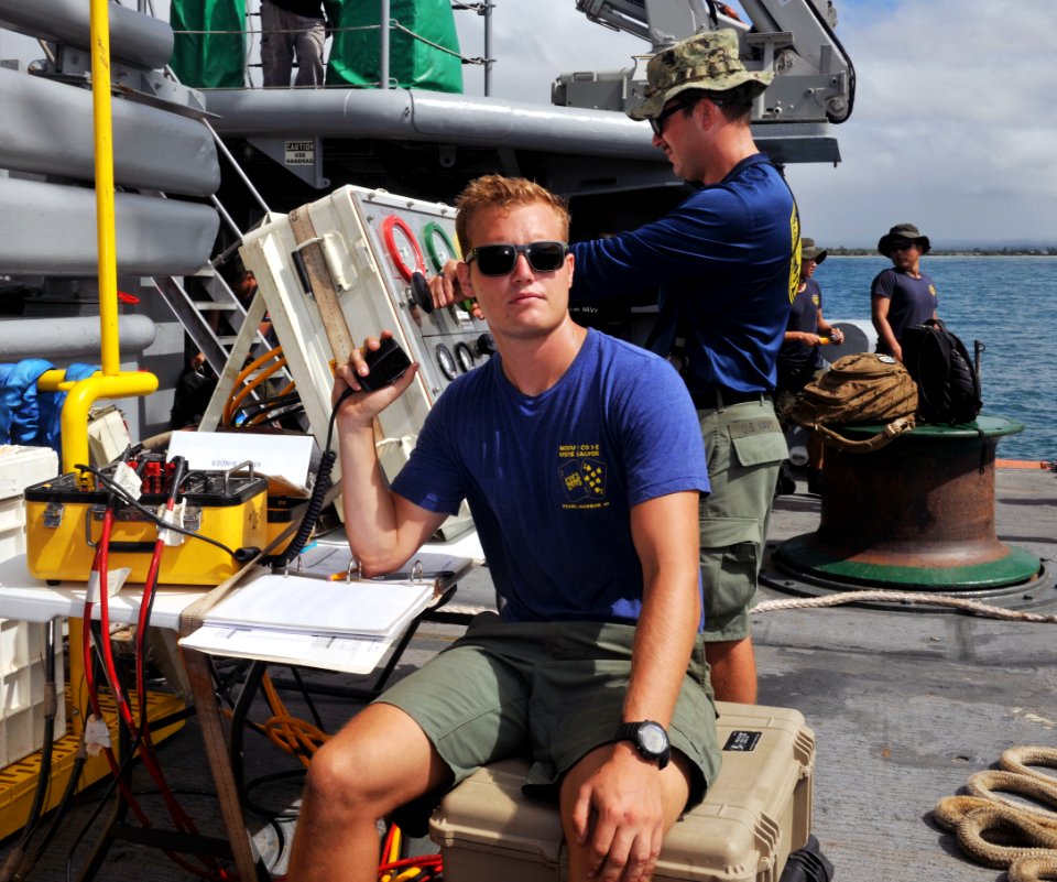 MDSU-1 USNS Safeguard Dive 160726-N-ON468-134