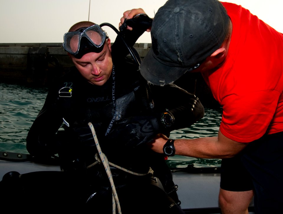 MDSU-2 conduct protection dive 110329-N-OT964-047