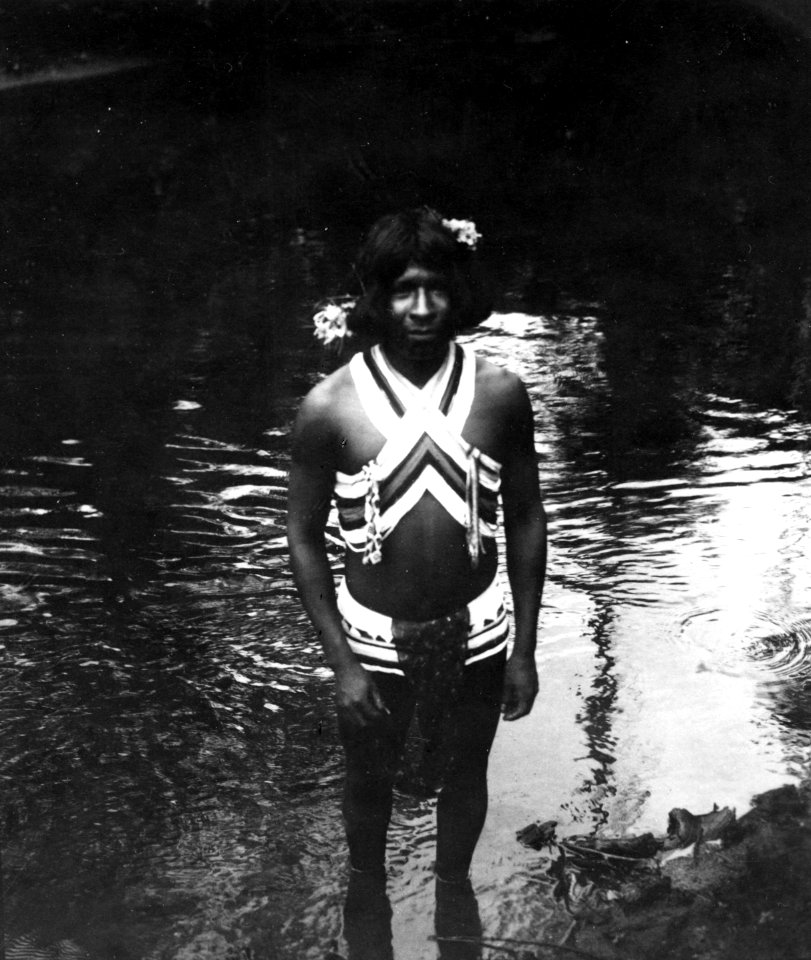 Med pärlkedjor, gördel och blommor prydd indian. Rio Jaqué, Panamas v. kust, nära Colombia - SMVK - 004362