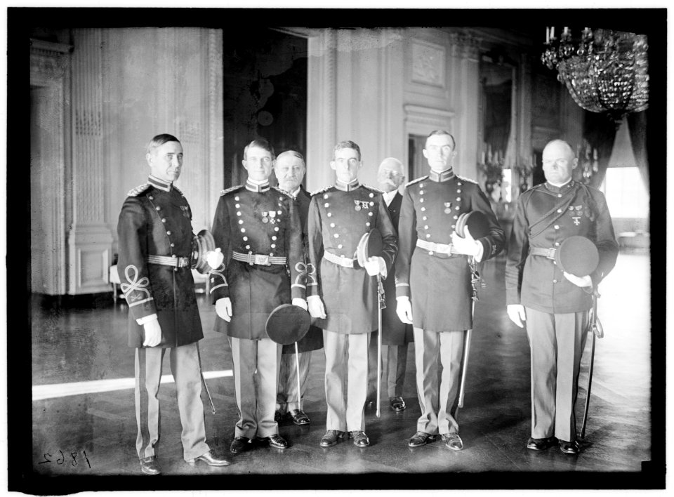 MEDAL OF HONOR OFFICERS LCCN2016864108