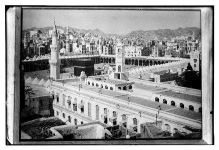 Mecca, ca. 1910. Bird's-eye of Kaaba with city in bg. (i.e., background) LOC matpc.04661