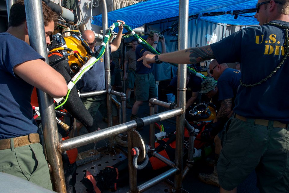 MDSU 2 divers conduct training 140205-N-BJ254-033