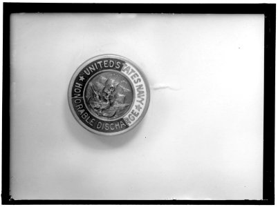 MEDALS, DECORATIONS, ETC. NAVY HONORABLE DISCHARGE BUTTON LCCN2016866182