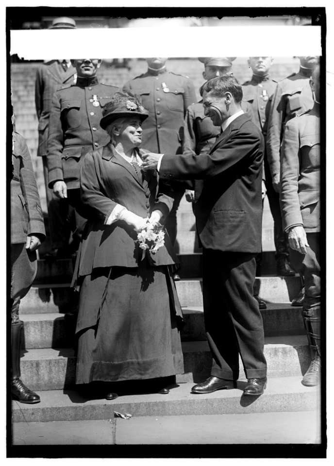 MEDALS, DECORATIONS, ETC. SEC. BAKER DECORATING DR. SHAW AND SOLDIERS LCCN2016869946