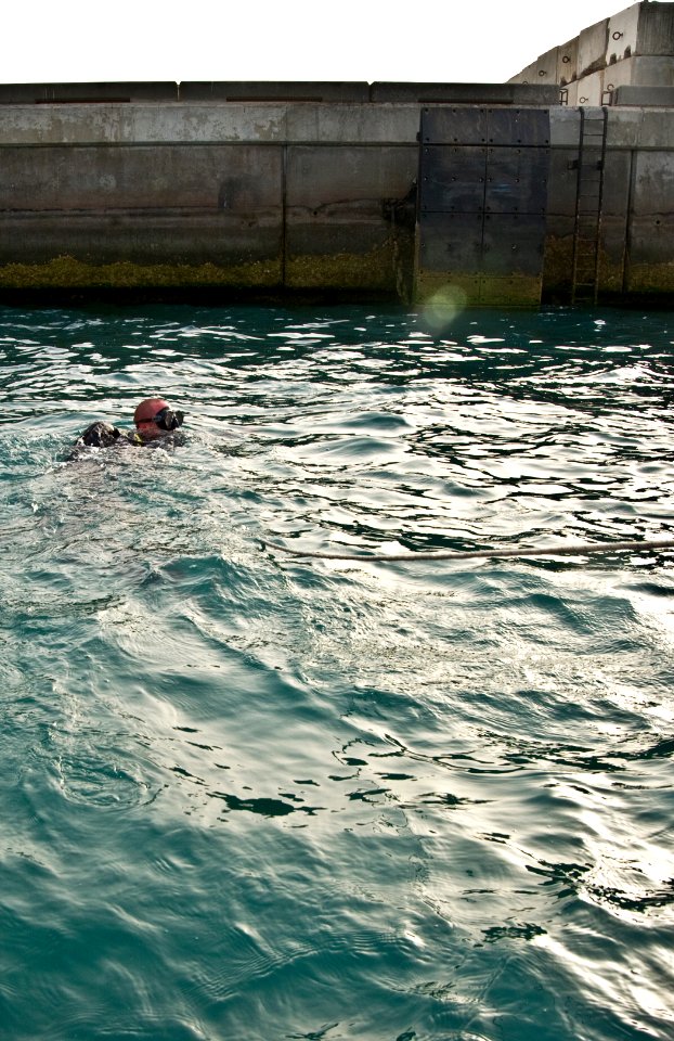 MDSU-2 conduct protection dive 110329-N-OT964-057