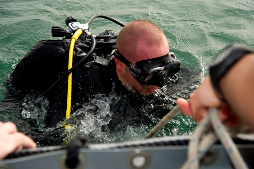 MDSU-2 conduct protection dive 110329-N-OT964-101