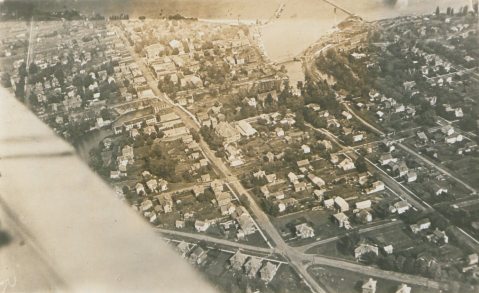 Meaford Ontario from the Air (HS85-10-36558)