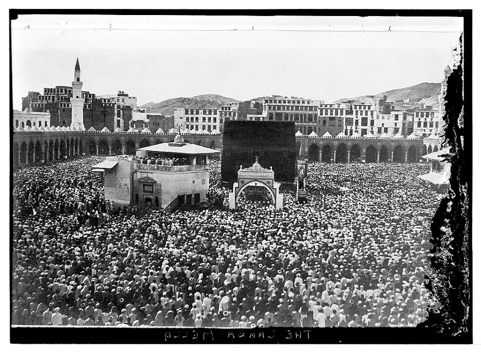 Mecca, ca. 1910. Bird's-eye view of Kaaba crowded w-pilgrims LOC matpc.04656