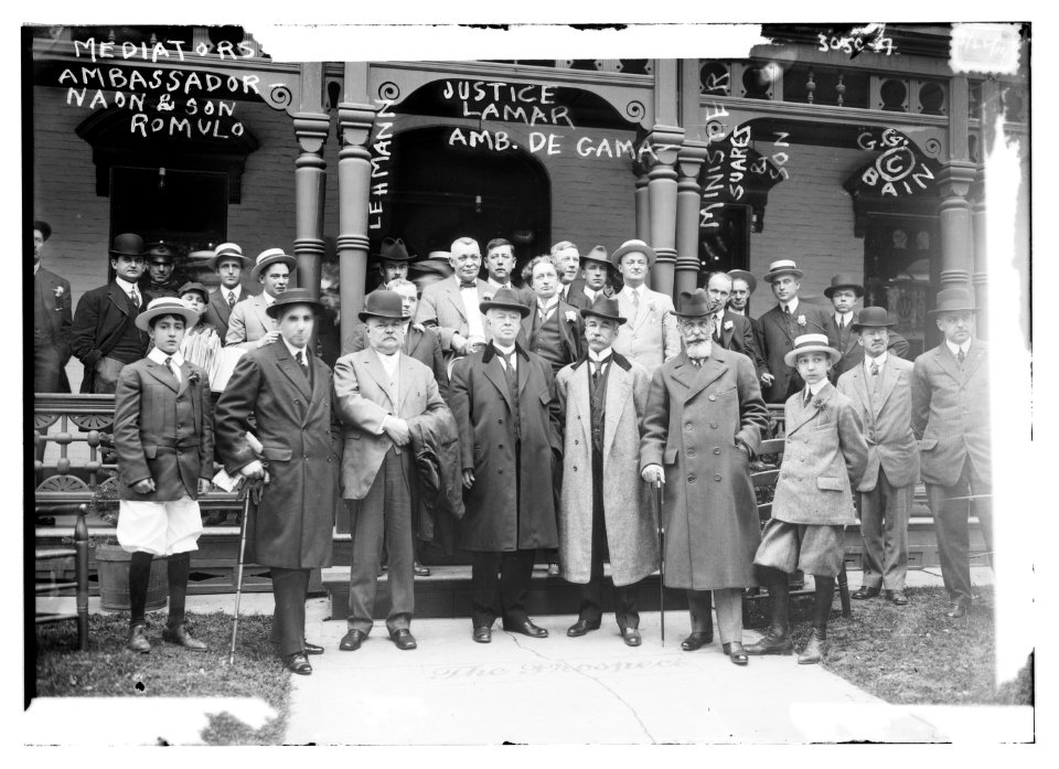 Mediators at Niagara Falls - Ambassador Naon & son Romulo, Justice Lamar, Amb. De (i.e., da) Gama, Lehmann, Minister Suarez & son LCCN2014695957