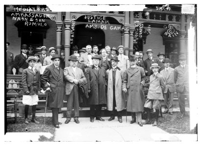 Mediators at Niagara Falls - Ambassador Naon & son Romulo, Justice Lamar, Amb. De (i.e., da) Gama, Lehmann, Minister Suarez & son LCCN2014695957