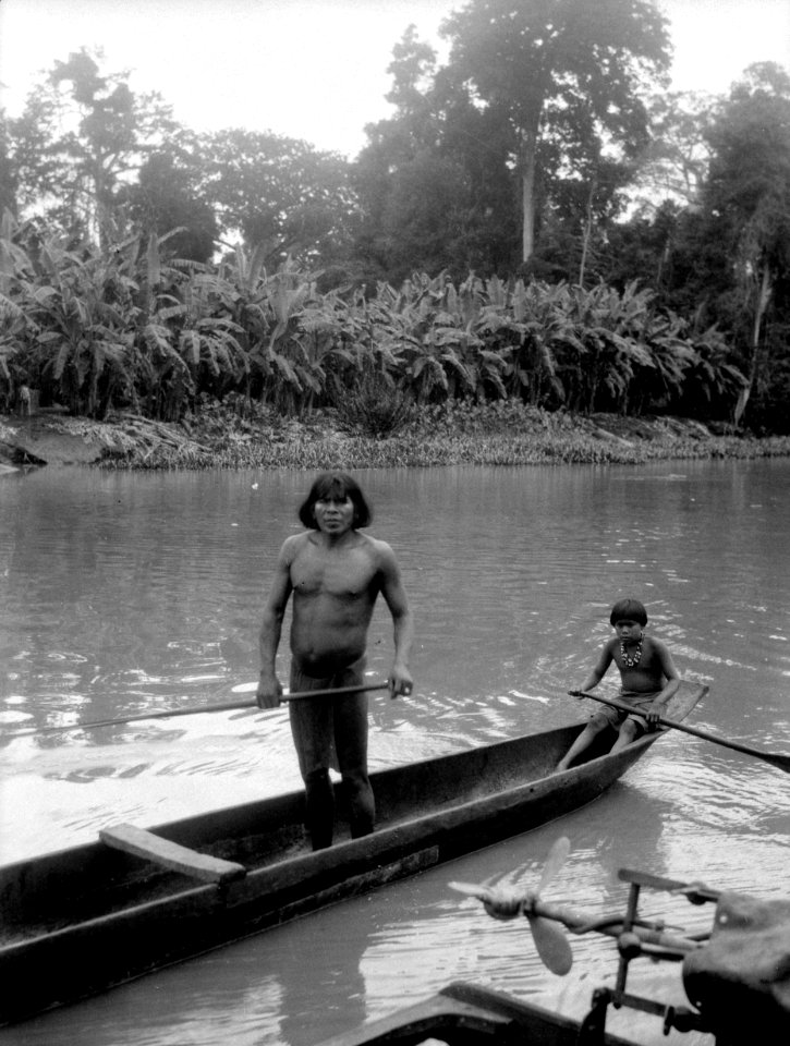 Medicinmannen Selimo framför sin bananodling. Flickan är hans dotter Merehilda. Sambú River, Darién - SMVK - 004007
