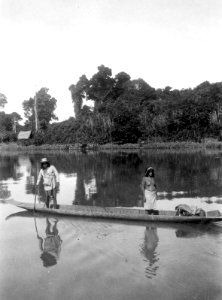 Medicinmannen Selimo med fru i deras kanot. Sambú River, Darién. Panama - SMVK - 004351