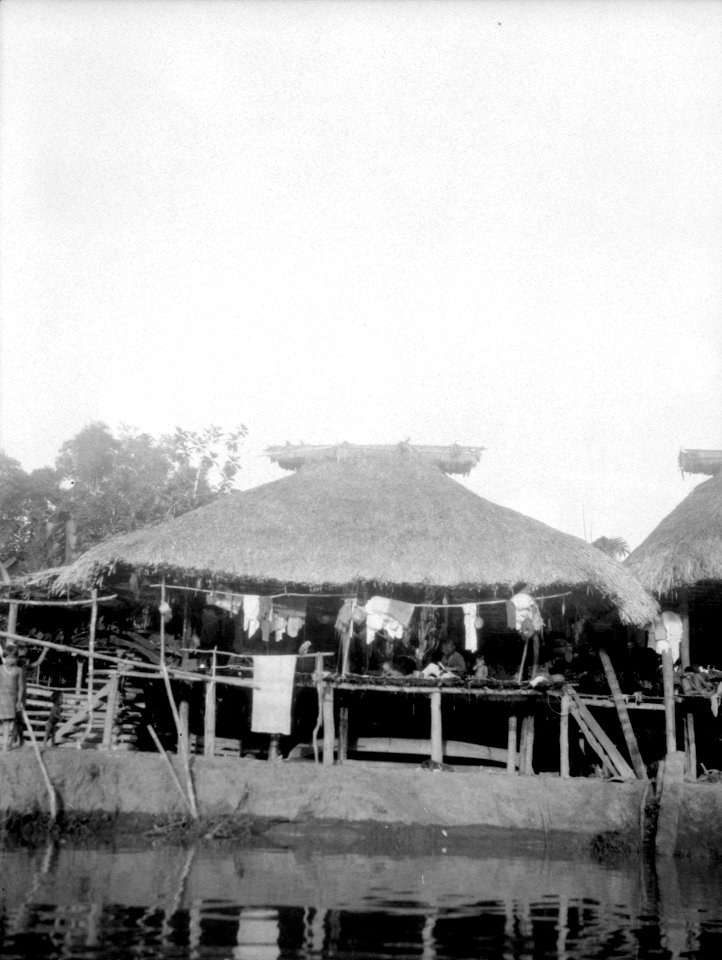 Medicinmannen Selimos hydda vid högvatten. Erh, från Erland Nordenskiöld 1928 - SMVK - 003999