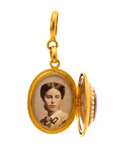 Medaljong med fotografiporträtt av Wilhelmina von Hallwyl, 1860-tal - Hallwylska museet - 109977