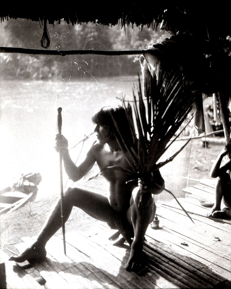 Medicinmannen Selimo Huacoríso med medicinmansstav. Rio Sambú, Darién, Panamá. Sambú River, Darién - SMVK - 004074 photo