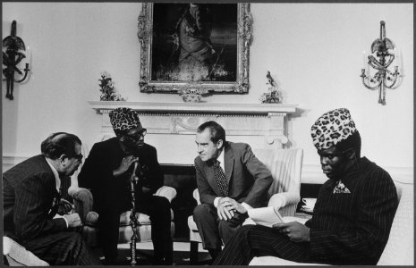 Meeting in the Oval Office between Nixonand President Mobutu Sese Seku of Zaire - NARA - 194548 photo