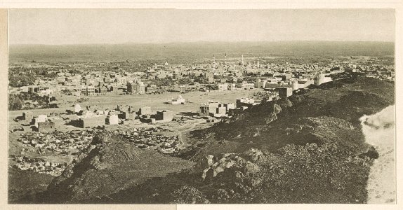 Medina 1302 km von Damaskus, 619 m ü. M. Ansicht der Stadt von dem Berge Selaʻ im Nordwesten. 1913. LCCN90707093