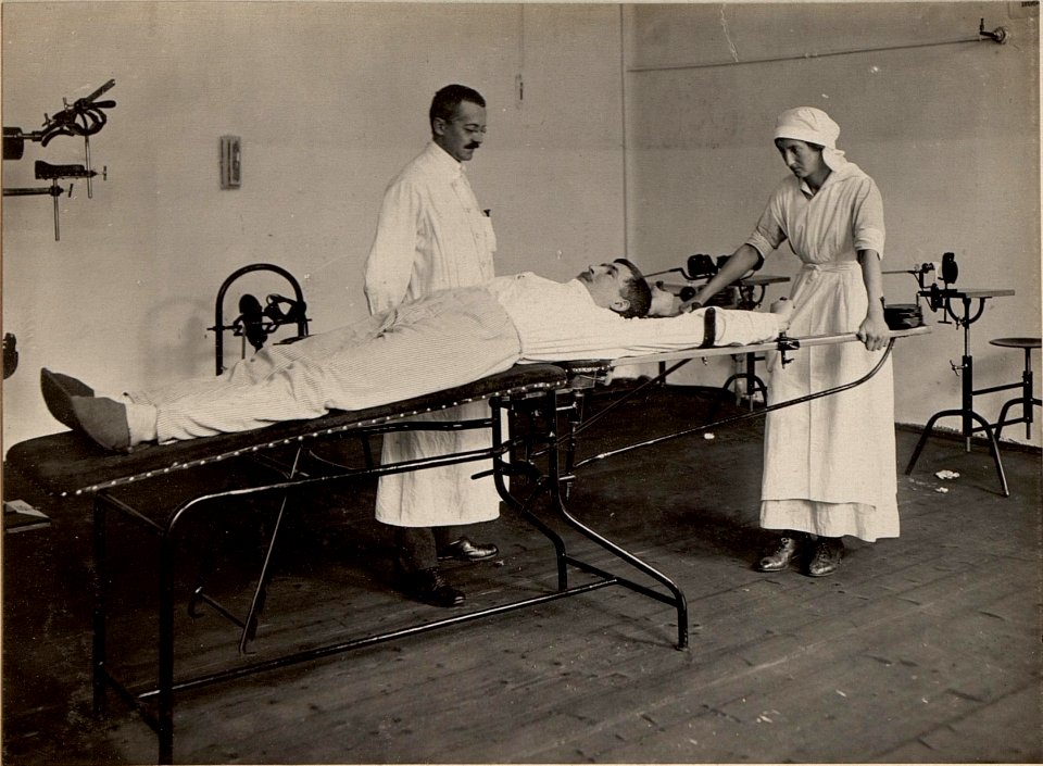 Medizinisch mechanische Apparate für Schultergelenke im roten Kreuzspital in Villach (BildID 15473619)