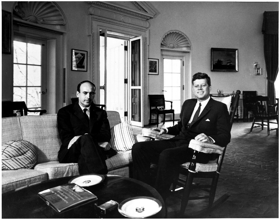 Meeting with Finance Minister of France. Giscard D'Estaing, President Kennedy. White House, Oval Office. - NARA - 194179