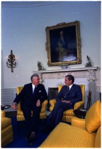 Meeting in the Oval Office between Nixon and Prime Minister Edward G. Whitlam of Australia - NARA - 194538