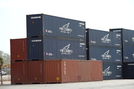 Containers load maritime