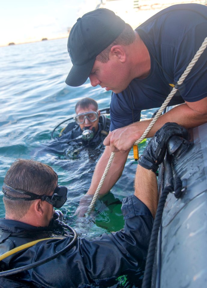 MDSU 2 Divers Conduct AT-FP Training Dive (4 of 5) 160923-N-SF508-429