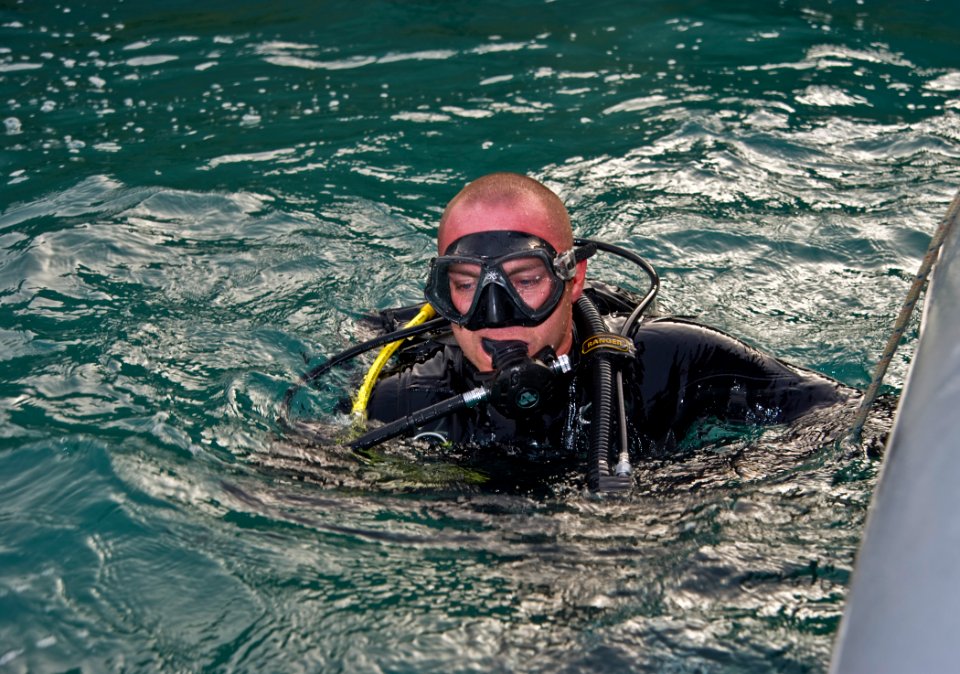 MDSU-2 conduct protection dive 110329-N-OT964-074