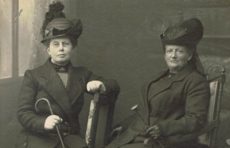 Mej. Anna Clasina Leijer (l) en Maria Hillegonda Hollertt (r)