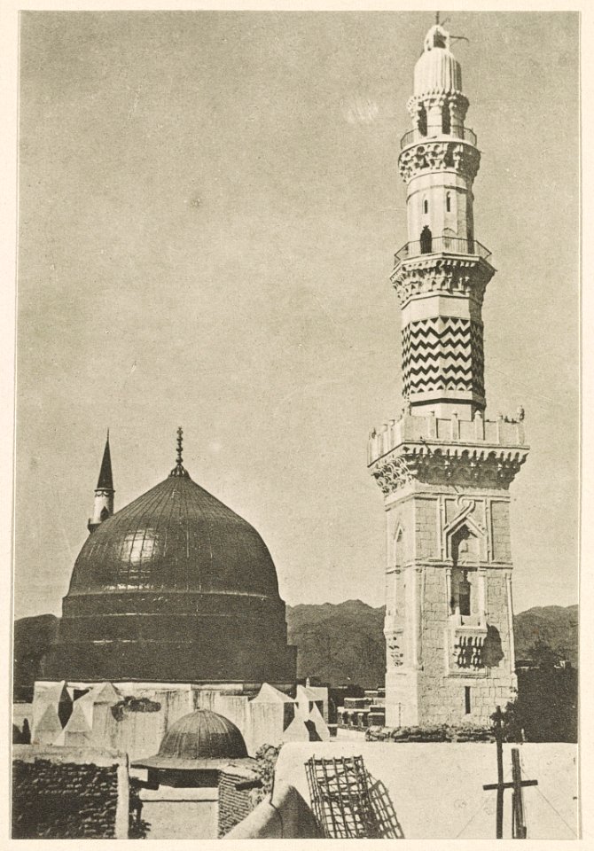Medina Altes Minaret der heiligen Moschee, erbaut 1483; die grüne Kuppel über dem Grabe des Propheten erbaut 1840. 1910. LCCN2002715728